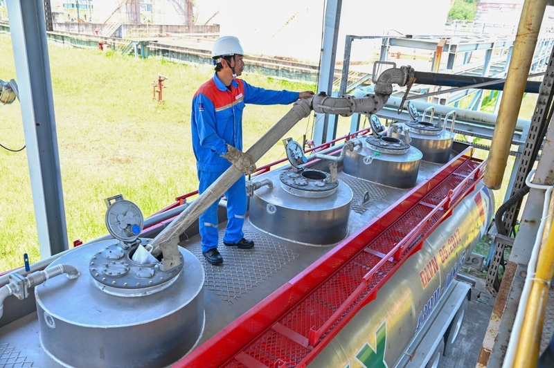 Xuất bán E10 bằng đường bộ tại Nhà máy Nhiên liệu sinh học dầu khí Miền Trung (BSR-BF)