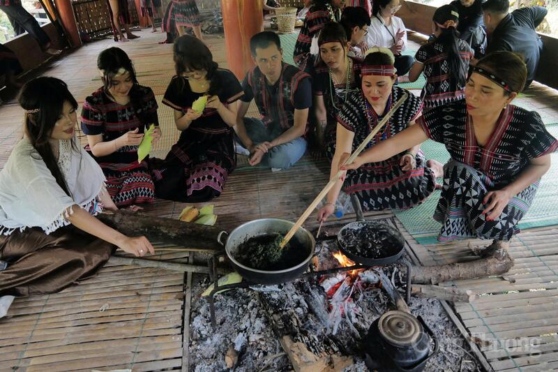 Các du khách trong trang phục Cơ Tu check-in, trải nghiệm các hoạt động sinh hoạt ngày thường của người Cơ tu như gói bánh sừng trâu, lội suối bắt cá,...