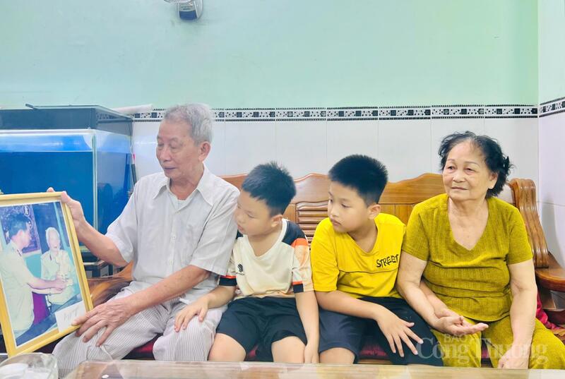 Vợ chồng cựu chiến binh Nguyễn Thanh Lịch và Nguyễn Thị Sử hạnh phúc bên những người cháu của mình.