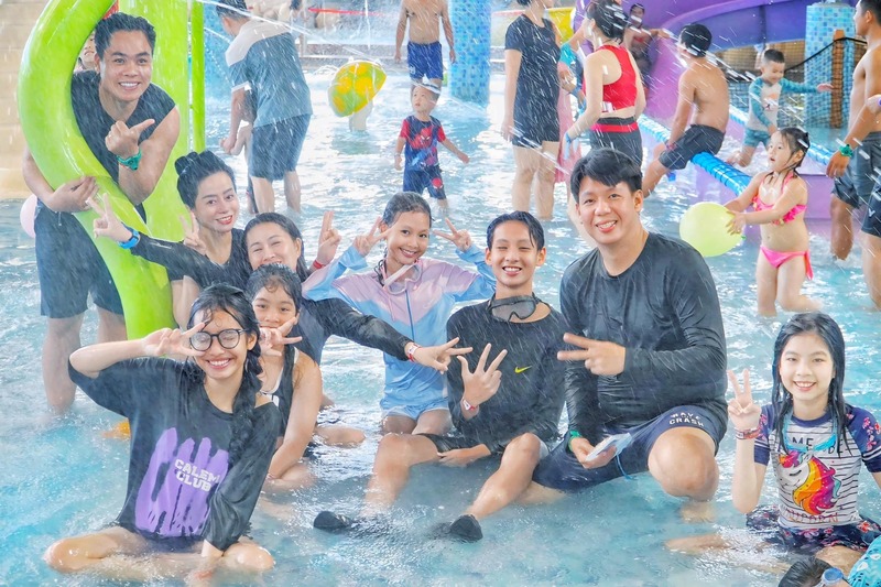Hay giải tỏa nắng nóng với khu vui chơi giải trí Mikazuki Water Park. Ảnh: Bình An