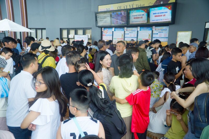 Các khu vui chơi, giải trí khác trên địa bàn thành phố cũng đông dày du khách. Ảnh: Bình An