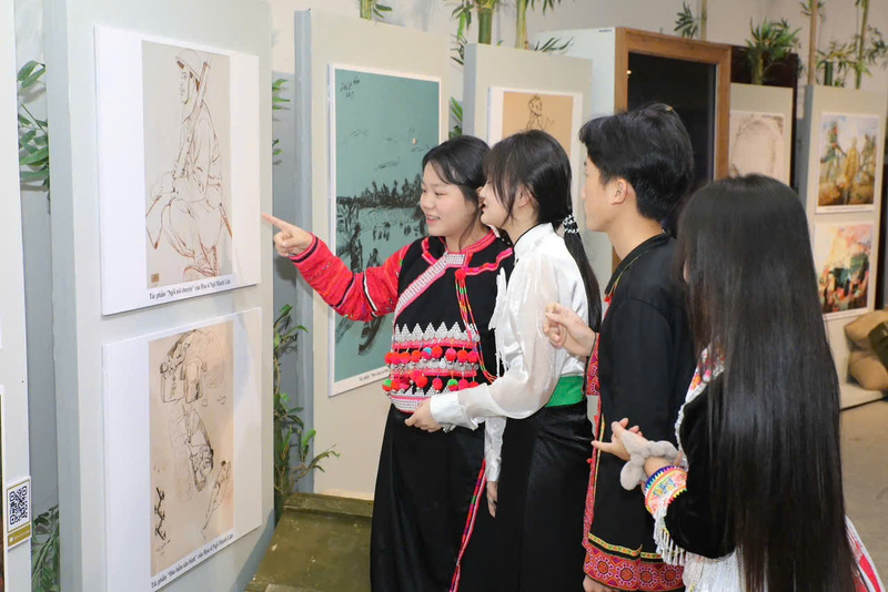 Triển lãm ảnh "Từ ký họa chiến trường đến sắc màu đương đại” tại Bảo tàng Chiến thắng Điện Biên Phủ thu hút nhiều bạn trẻ tới tham quan, thưởng lãm. Ảnh: CTV