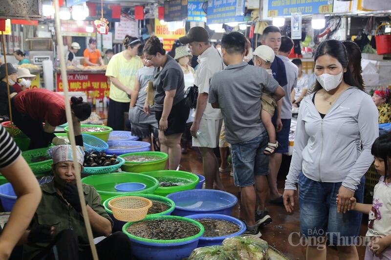 Du khách chọn hải sản tươi sống chật kín lối đi.