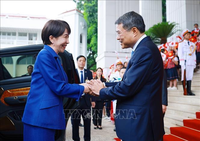 Thủ tướng Lê Minh Hưng đón Thủ tướng Nhật Bản Takaichi Sanae. Ảnh: Dương Giang/TTXVN