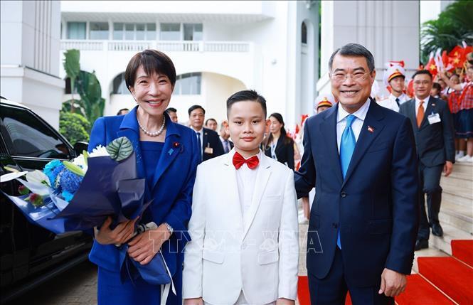Thiếu nhi Thủ đô tặng hoa chào đón Thủ tướng Nhật Bản Takaichi Sanae sang thăm chính thức Việt Nam. Ảnh: Dương Giang/TTXVN