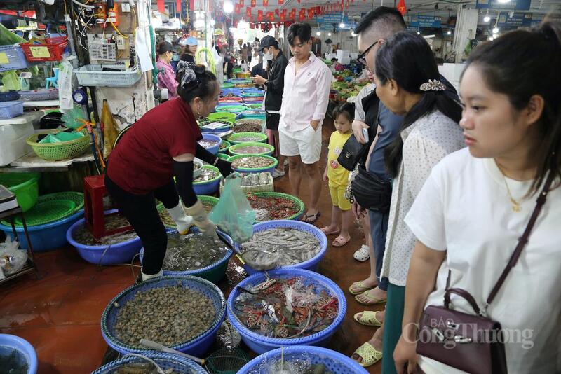 Nhiều du khách dừng lại ở quầy bề bề, ghẹ, ốc hương...