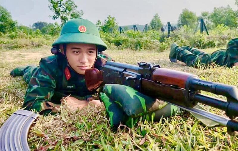 Sau khoảng một tháng huấn luyện, Điền và các tân binh được tham gia bắn đạn thật, rèn bản lĩnh, nâng cao kỹ năng chiến đấu và sự tự tin trên thao trường. Ảnh: Quốc Anh