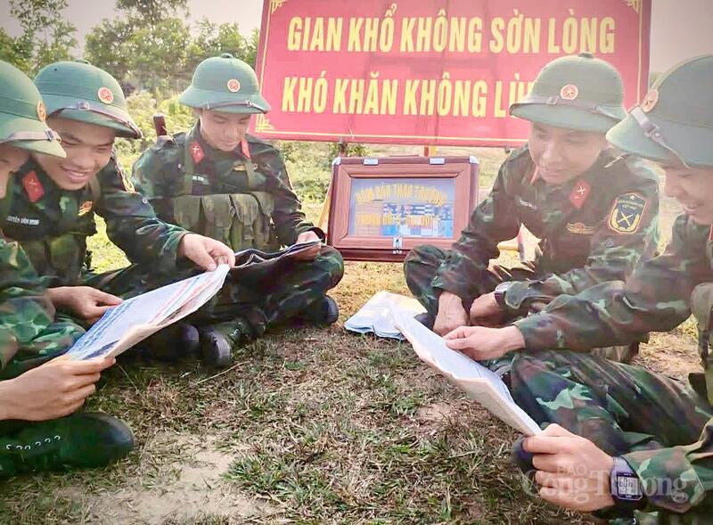 Phút giải lao trên thao trường, các tân binh tranh thủ nghỉ ngơi, trò chuyện, tiếp thêm tinh thần để tiếp tục huấn luyện dưới nắng gió. Ảnh: Quốc Anh