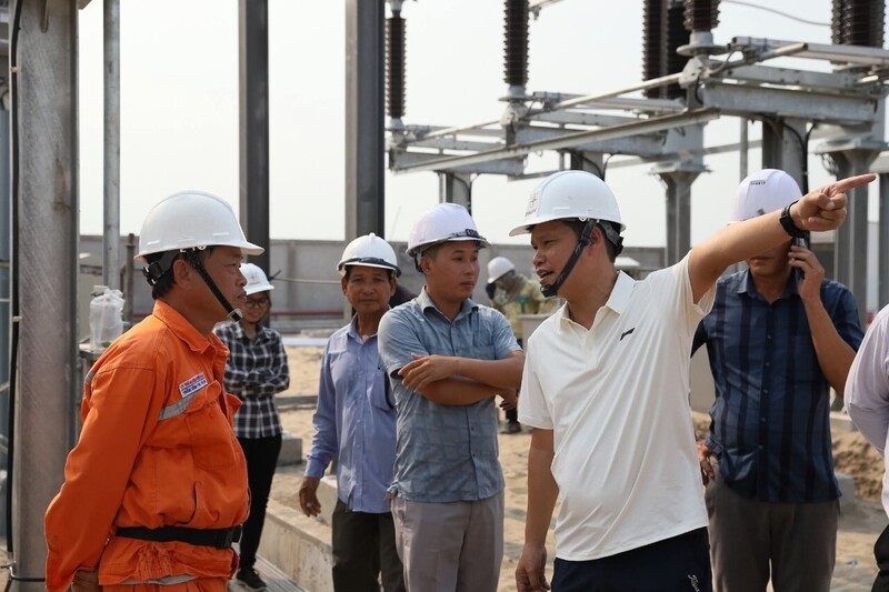 Phó Tổng giám đốc EVNSPC Bùi Quốc Hoan (áo trắng) kiểm tra tiến độ tại trạm biến áp 110kV Cờ Đỏ (TP. Cần Thơ). Ảnh: EVNSPC.