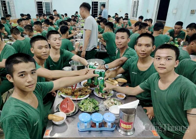 Sau những giờ tập luyện, bữa cơm cùng đồng đội ấm áp tình quân ngũ, giúp tân binh gắn kết, sẻ chia và tiếp thêm động lực sau những giờ huấn luyện vất vả. Ảnh: Quốc Anh