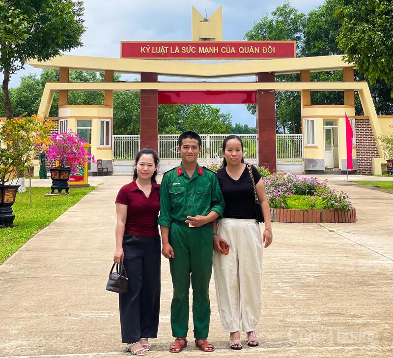 Ngoài rèn luyện, em luôn nhận được sự bảo ban của đội ngũ cán bộ và hậu phương vững chắc từ gia đình. Dịp 30/4 vừa qua, rất nhiều người thân vào thăm, tiếp thêm động lực cho các tân binh mới, trong đó có Điền. Ảnh: Quốc Anh