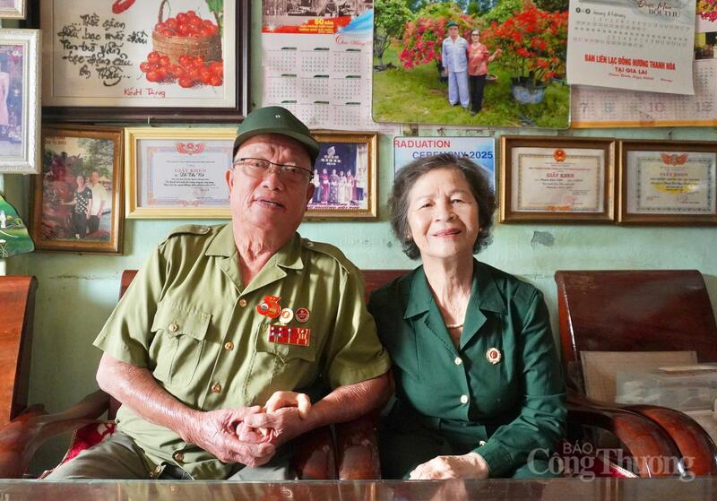 Vợ chồng cựu chiến binh Phạm Kim Xuân (sinh năm 1946) và bà Đỗ Thị Nở (sinh năm 1950) đã cùng nhau đi qua hơn nửa thế kỷ.