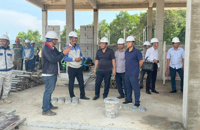 Để đảm bảo tiến độ xây dựng, nhiều công trường dự án lưới điện 110kV trọng điểm, cấp bách do EVNSPC làm chủ đầu tư vẫn giữ nhịp độ thi công suốt dịp lễ. Trong ảnh: Ngày 1/5, ông Nguyễn Tài Anh - Phó Tổng giám đốc EVN (hàng đầu, ngoài cùng bên phải) và ông Lê Văn Trang - Chủ tịch HĐTV EVNSPC (hàng đầu, chính giữa) kiểm tra tình hình thi công và thăm hỏi các đơn vị thi công xuyên dịp lễ tại dự án Trạm biến áp 220kV Phú Quốc (tỉnh An Giang). Đây là một trong những dự án lưới điện quan trọng đảm bảo cấp điện cho Đặc khu Phú Quốc và Hội nghị APEC 2027. Ảnh: EVNSPC