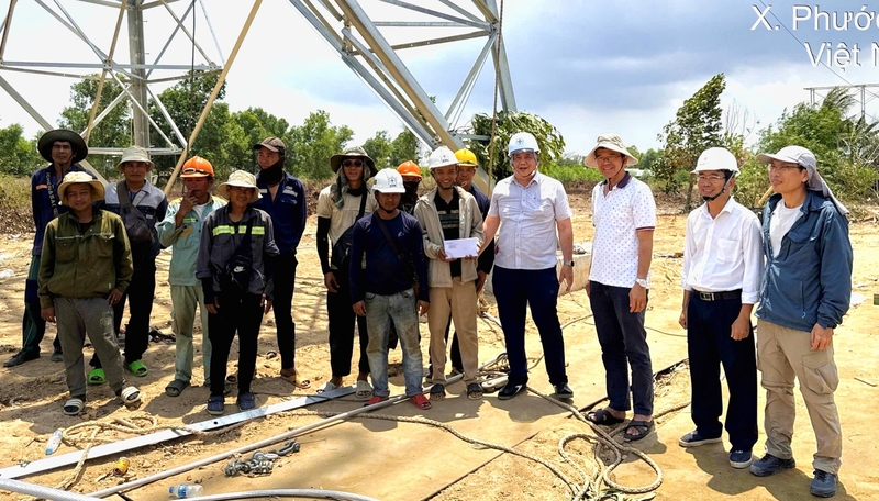 Phó Tổng giám đốc EVNSPC Đoàn Đức Hưng có mặt tại công trường để thăm hỏi, tặng quà động viên đơn vị thi công tại công trình Xuất tuyến 220kV TP. Nhơn Trạch sáng ngày 30/4/2025.