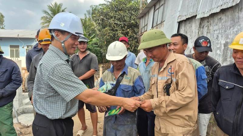 Trong 2 ngày 30/4 - 1/5, Phó Tổng giám đốc Hứa Thanh Nhàn đã đến các công trình 110kV trên địa bàn tỉnh An Giang thăm hỏi, tri ân người lao động các đơn vị tham gia thi công xuyên kỳ nghỉ lễ, đẩy nhanh tiến độ  dự án. Trong ảnh: Ông Hứa Thanh Nhàn tặng quà người lao động tại công trình Đường dây 110kV Rạch Giá 2 - Vĩnh Quang.