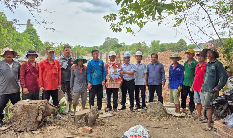 Sau đó ông Hứa Thanh Nhàn tiếp tục đến tặng quà động viên lực lượng lao động tại công trình Cải tạo nâng tiết diện đường dây 110kV trạm 220kV Châu Đốc - Cái Dầu (tỉnh An Giang).