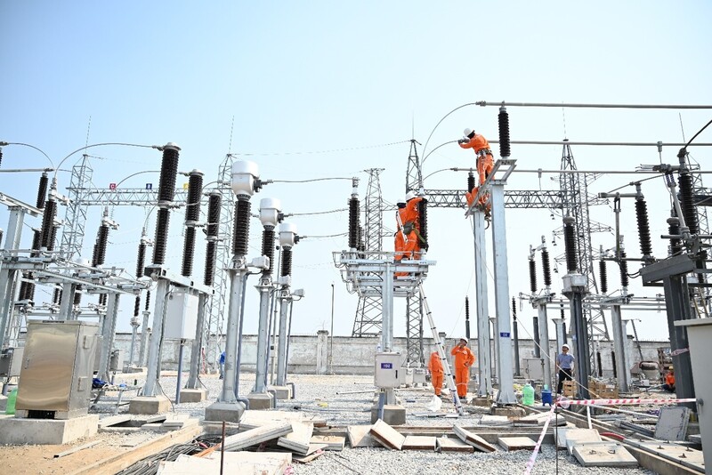 Cùng với các nhà thầu thi công, cán bộ công nhân viên các đơn vị thuộc EVNSPC cũng bám công trường, làm việc xuyên lễ để đẩy nhanh tiến độ dự án. Ảnh: EVNSPC