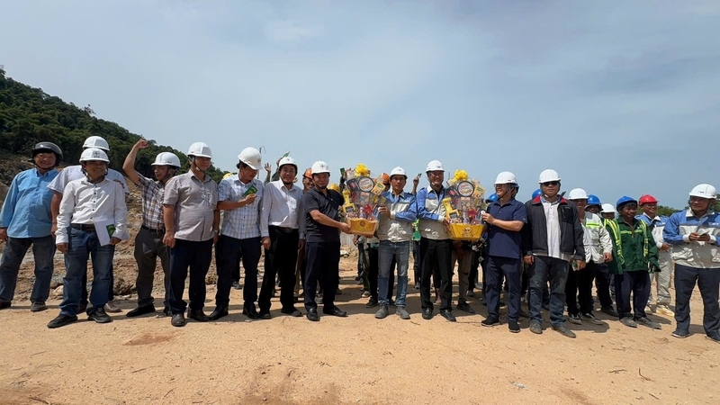 Những cuộc thăm hỏi, tặng quà động viên các lực lượng thi công không chỉ là sự quan tâm, mà còn thể hiện sự đồng hành từ cấp cao nhất đến những người lao động trực tiếp. Trong ảnh: Ông Nguyễn Tài Anh - Phó Tổng giám đốc EVN (hàng đầu, thứ 2 từ phải sang) và ông Lê Văn Trang - Chủ tịch HĐTV EVNSPC (hàng đầu tứ 4 từ trái sang) tặng quà động viên người lao động đang thi công tại Dự án Trạm biến áp 220kV Phú Quốc (tỉnh An Giang)