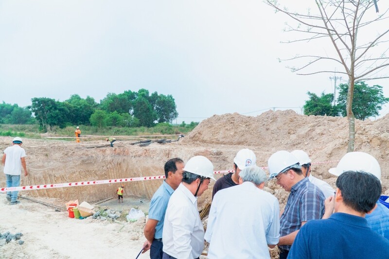 Trước đó, ngày 29/4, Chủ tịch HĐTV EVNSPC Lê Văn Trang (áo ca rô sậm) cũng đã đến kiểm tra tiến độ thi công xuyên lễ tại công trình Đường dây đấu nối Trạm 110kV Phước Đông 5&6 (220kV Tây Ninh 2) đến Trạm 220kV Phước Đông 2 mạch (tỉnh Tây Ninh).