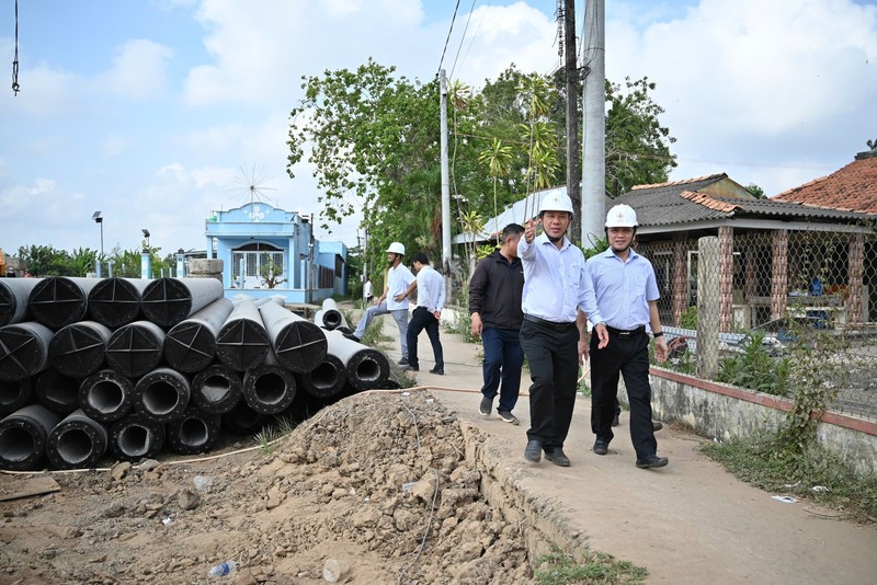 Tiếp nối thành tích khởi công, đóng điện các công trình trong 4 tháng đầu năm, EVNSPC đã và đang tiếp tục dồn lực để hoàn thành mục tiêu đóng điện 70 công trình 110kV trước 30/6 và 105 công trình 220kV-110kV trong năm 2026. Việc thi công xuyên lễ nhằm tận dụng điều kiện thời tiết thuận lợi của khu vực miền Nam, đẩy nhanh tiến độ các dự án. Trong ảnh: Ngày 30/4, Tổng giám đốc EVNSPC Nguyễn Phước Đức đến kiểm tra tình hình thi công tại Trạm biến áp 110kV Khu công nghiệp Phước Lý thuộc công trình Trạm biến áp 110kV Khu công nghiệp Phước Lý và đường dây đấu nối trạm Khu công nghiệp Cầu Tràm (tỉnh Tây Ninh).