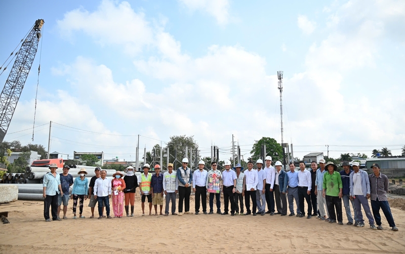 Tổng giám đốc EVNSPC Nguyễn Phước Đức và lãnh đạo Công ty Điện lực Tây Ninh thăm hỏi, tặng quà động viên lực lượng thi công tại Trạm biến áp 110kV Khu công nghiệp Phước Lý (tỉnh Tây Ninh).