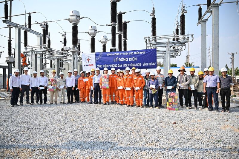 Thành viên HĐTV Bành Đức Hoài cùng lãnh đạo Công ty Điện lực Tây Ninh tặng quà động viên và chúc mừng cán bộ công nhân viên các đơn vị của EVNSPC, các nhà thầu thi công đóng điện thành công giai đoạn 2 công trình Đường dây 110kV Hồng Ngự - Vĩnh Hưng (tỉnh Tây Ninh).