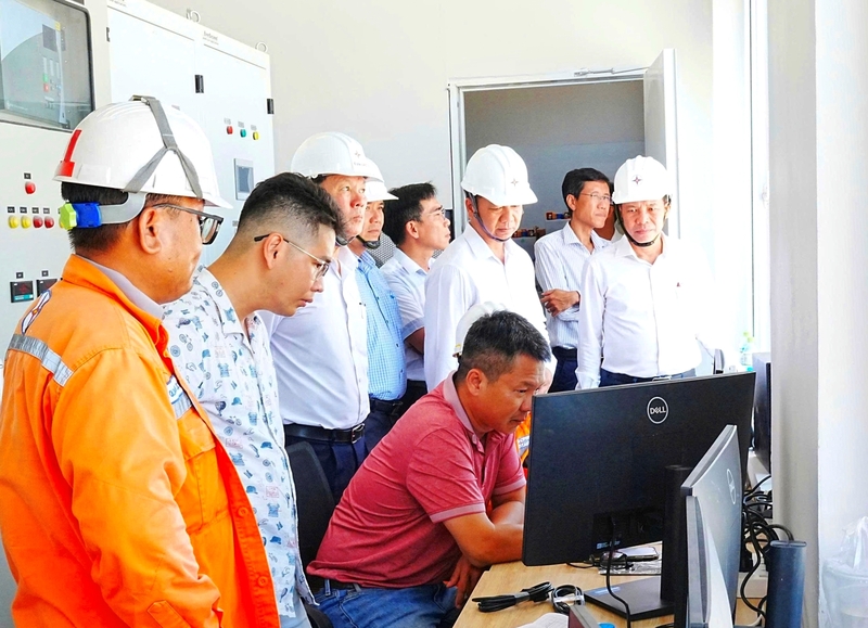 Thành viên HĐTV EVNSPC Lê Hoàng Oanh (thứ 3 từ phải sang) và Phó Tổng giám đốc Lâm Xuân Tuấn ((thứ 3 từ trái sang) theo dõi, chỉ đạo công tác đóng điện tại Trạm biến áp 110kV Hiệp Thành và đường dây đấu nối.