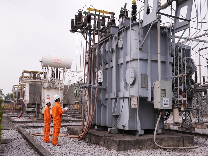 Nhân viên Công ty Điện lực Thái Nguyên tăng cường kiểm tra, bảo đảm an toàn hệ thống điện. Ảnh: Khánh Toàn