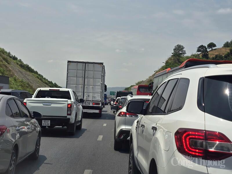 Hàng xe tắc dài vào lúc 11h30 trưa ngày 30/4 trên tuyến đường cao tốc Cao Bồ - Mai Sơn.   Ảnh: Thu Hường