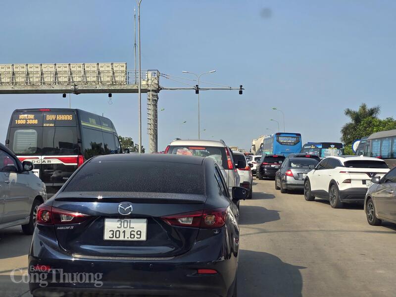 Hàng dài xe ùn tắc trên tuyến đường cao tốc Pháp Vân - Cầu Giẽ hướng đi phía Nam. Ảnh: Thu Hường