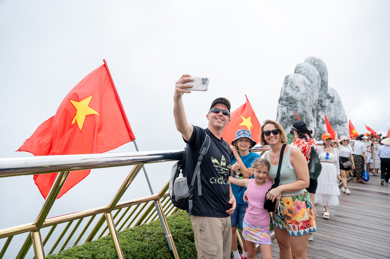 Không chỉ du khách Việt, Khu du lịch Sun World Ba Na Hills cũng là điểm đến của hàng chục nghìn khách quốc tế. Ảnh: Bình An