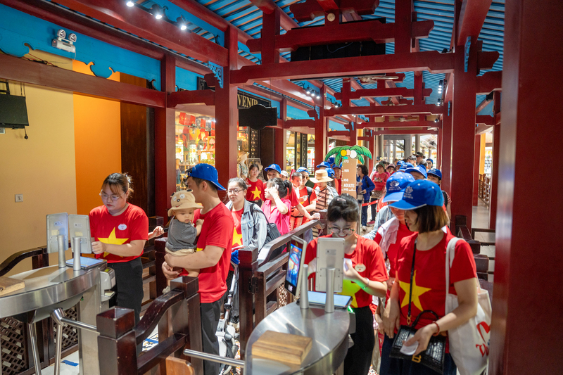 Khu du lịch Sun World Ba Na Hills trong kỳ nghỉ lễ 30/4 – 1/5 năm nay rợp sắc đỏ từ những lá cờ tổ quốc và từ hàng nghìn áo cờ đỏ sao vàng của du khách. Ảnh: Bình An