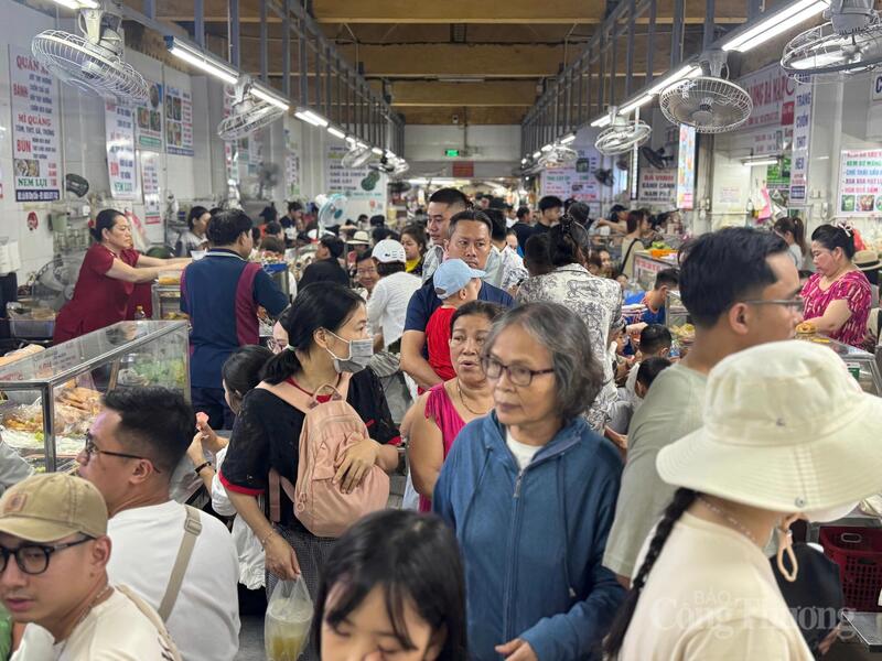 Du khách nhích từng centimet qua các hàng ẩm thực
