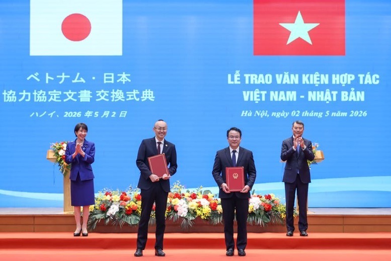 Thủ tướng Lê Minh Hưng và Thủ tướng Takaichi Sanae chứng kiến trao Thoả thuận vay (L/A) cho dự án Phát triển nông thôn thích ứng với thiên tai giữa Chính phủ Việt Nam và Cơ quan Hợp tác quốc tế Nhật Bản (JICA) - Ảnh: VGP/Nhật Bắc