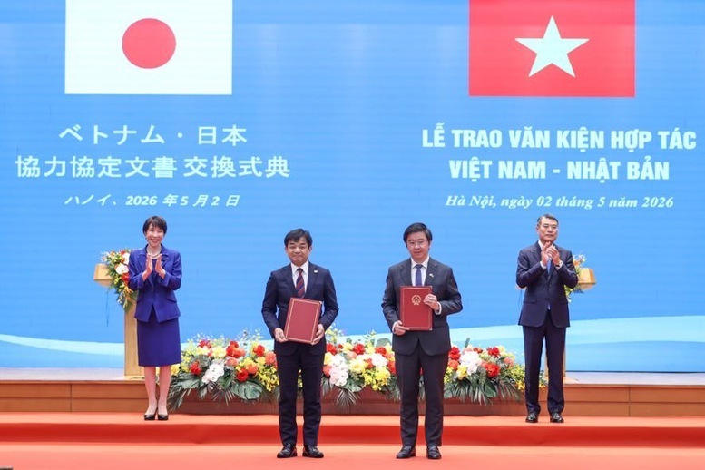 Thủ tướng Lê Minh Hưng và Thủ tướng Takaichi Sanae chứng kiến trao Bản ghi nhớ giữa Bộ Khoa học và Công nghệ Việt Nam và Bộ Nội vụ và Truyền thông Nhật Bản về hợp tác trong lĩnh vực công nghệ thông tin, truyền thông và chuyển đổi số - Ảnh: VGP/Nhật Bắc