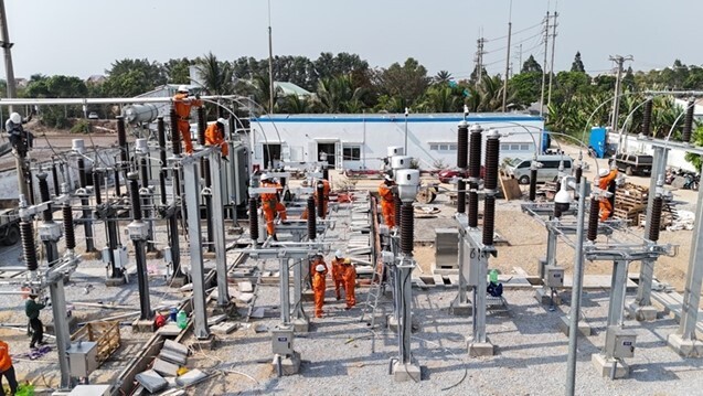 Cán bộ công nhân viên EVNSPC làm xuyên lễ 30/4-1/5 để đẩy nhanh tiến độ đưa các công trình 110kV vào vận hành. Ảnh: EVNSPC.