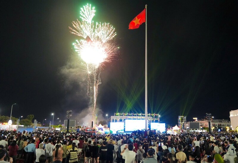 Tối 30/4, tại Quảng trường Phan Ngọc Hiển, đông đảo người dân và du khách đã đến xem chương trình nghệ thuật và chiêm ngưỡng màn bắn pháo hoa. Ảnh: Mỹ Trân
