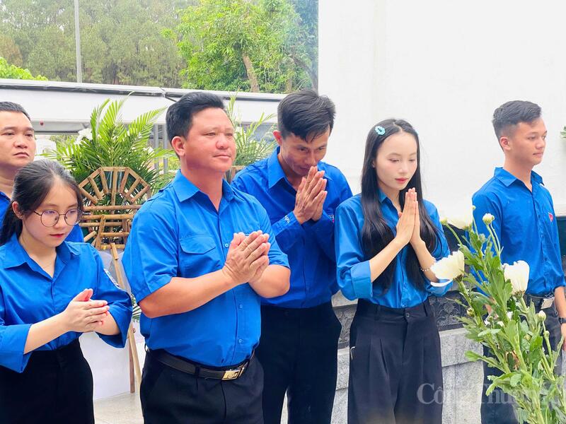 Sắc trắng của hoa, sắc xanh của màu áo tình nguyện và khói hương trầm mặc tạo nên một khung cảnh vừa bi tráng, vừa ấm áp tình người.