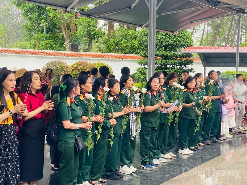 Trong những ngày tháng Tư lịch sử, dòng người từ khắp mọi miền Tổ quốc lại bồi hồi tìm về Khu di tích đặc biệt Ngã ba Đồng Lộc, xã Đồng Lộc, Hà Tĩnh. Không khí tri ân bao trùm lên khu di tích, nơi mười đóa hoa bất tử và hàng ngàn anh hùng liệt sĩ đã ngã xuống vì độc lập, tự do của dân tộc.