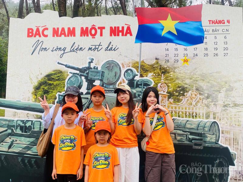 Không chỉ có những cựu binh đi tìm lại ký ức, Ngã ba Đồng Lộc dịp này còn đón rất nhiều bạn trẻ.