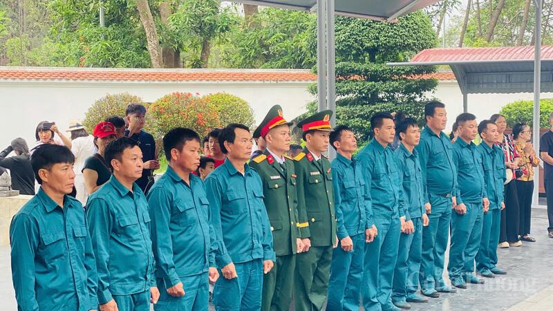 Trao đổi với phóng viên Báo Công Thương, ông Đặng Quốc Vũ, Giám đốc Ban Quản lý Khu di tích Ngã ba Đồng Lộc và Khu tưởng niệm Lý Tự Trọng cho biết, trong ngày đầu tiên của kỳ nghỉ lễ, Khu di tích đã đón hơn 5.500 lượt khách. Dựa trên lượng xe đăng ký và thực tế tại hiện trường, chúng tôi dự kiến trong cả dịp lễ này sẽ đón khoảng hơn 15.000 lượt khách về hành hương, dâng hương.