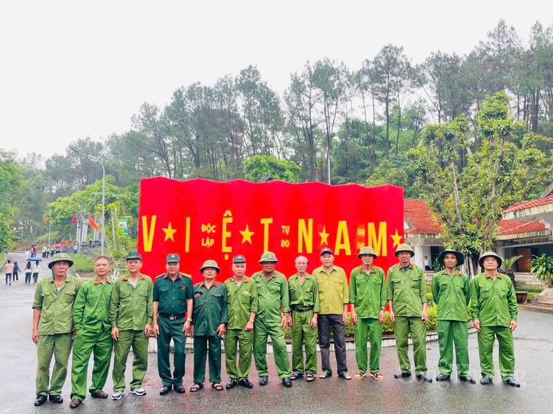“Để đảm bảo phục vụ tốt nhất, 100% cán bộ, nhân viên của Ban Quản lý đã được huy động trực xuyên lễ. Chúng tôi phối hợp chặt chẽ với các lực lượng để phân luồng giao thông, đảm bảo an ninh trật tự và phòng chống cháy nổ tại các khu vực thắp hương”, ông Vũ thông tin thêm.