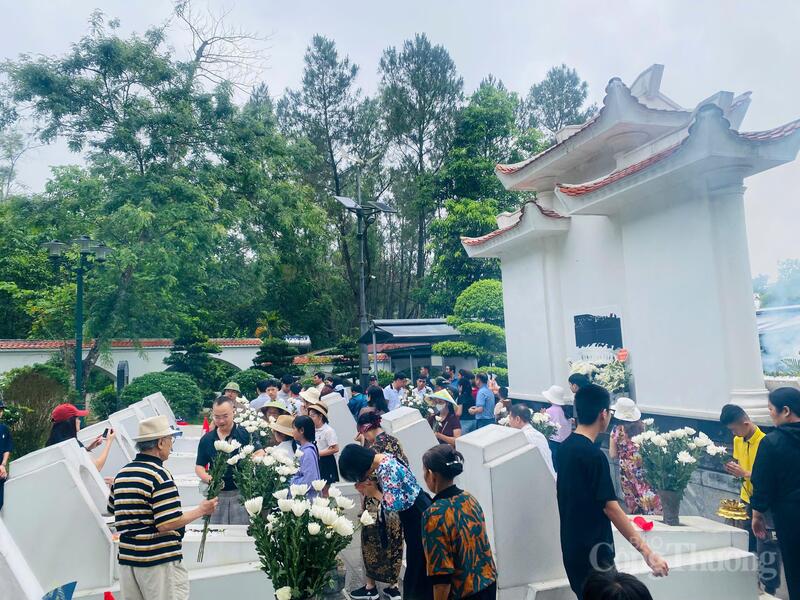 Tại các điểm dâng hương như Nhà bia tưởng niệm liệt sĩ Thanh niên xung phong (TNXP) toàn quốc, tháp chuông và đặc biệt là Khu mộ 10 nữ anh hùng liệt sĩ TNXP, dòng người xếp hàng nối đuôi nhau trong trật tự, trang nghiêm.
