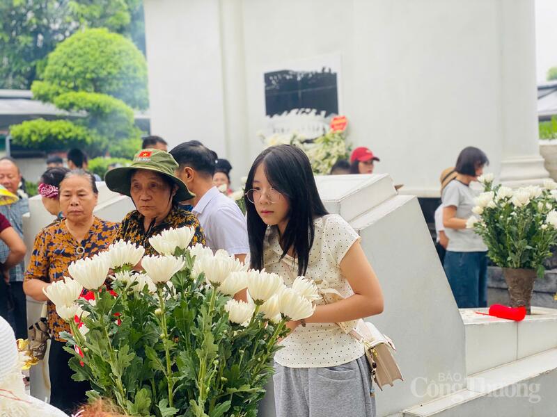 Lượng khách đổ về quá đông trong cùng một thời điểm đã tạo nên áp lực không nhỏ cho công tác quản lý và tổ chức. Tuy nhiên, theo quan sát, nhờ sự chuẩn bị kỹ lưỡng, mọi hoạt động tại khu di tích vẫn diễn ra nề nếp, đảm bảo tính tôn nghiêm.
