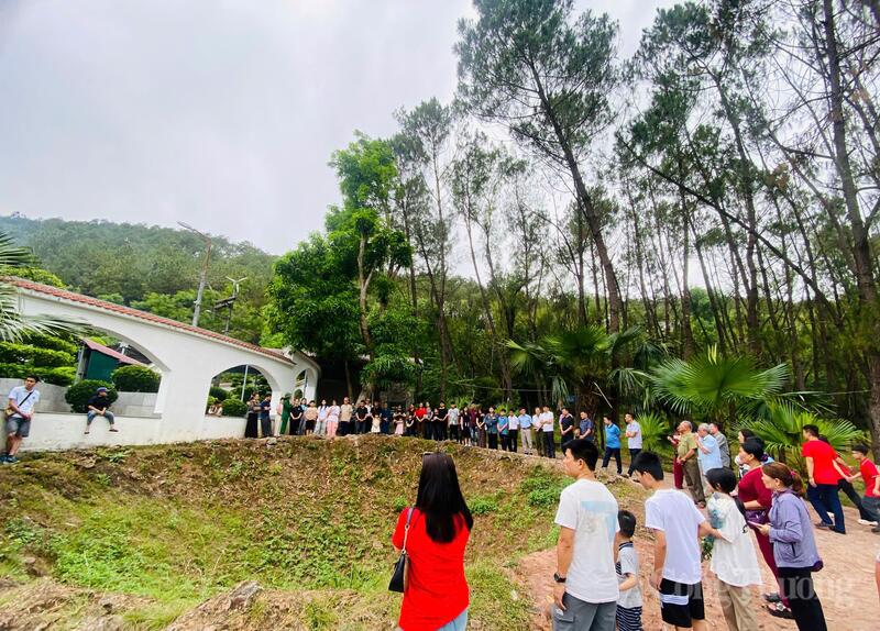 Các thuyết minh viên thay phiên nhau liên tục để truyền tải những câu chuyện cảm động về "địa chỉ đỏ" huyền thoại đến với du khách một cách trọn vẹn nhất.
