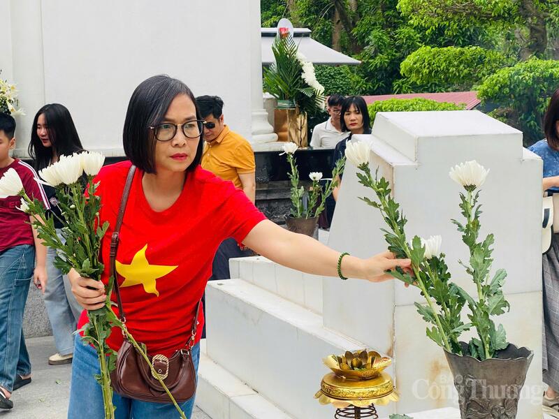 Những bó hoa cúc trắng tinh khôi được người dân dâng lên, phủ kín các phần mộ.