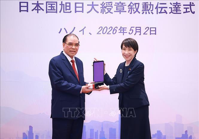 Thủ tướng Nhật Bản Takaichi Sanae trao Huân chương Mặt trời mọc hạng nhất Đại thập tự của Nhà nước Nhật Bản cho nguyên Tổng Bí thư Nông Đức Mạnh. Ảnh: Dương Giang/TTXVN
