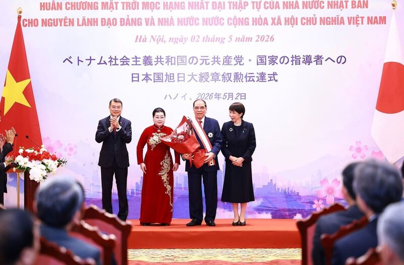 Thủ tướng Lê Minh Hưng tặng hoa và Thủ tướng Nhật Bản Takaichi Sanae trao Huân chương Mặt trời mọc hạng nhất Đại thập tự của Nhà nước Nhật Bản cho nguyên Tổng Bí thư Nông Đức Mạnh. Ảnh: Dương Giang/TTXVN