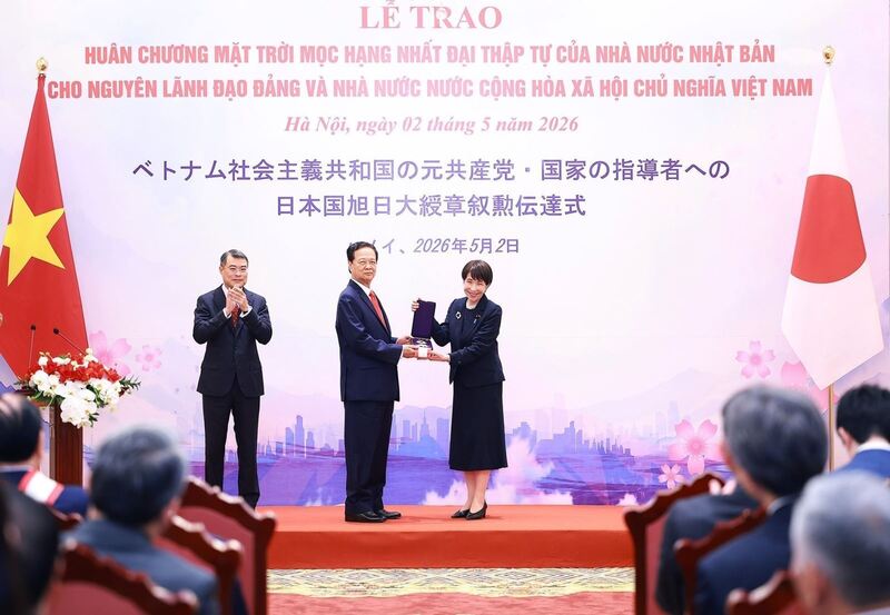 Thủ tướng Nhật Bản Takaichi Sanae trao Huân chương Mặt trời mọc hạng nhất Đại thập tự của Nhà nước Nhật Bản cho nguyên Thủ tướng Nguyễn Tấn Dũng. Ảnh: Dương Giang/TTXVN