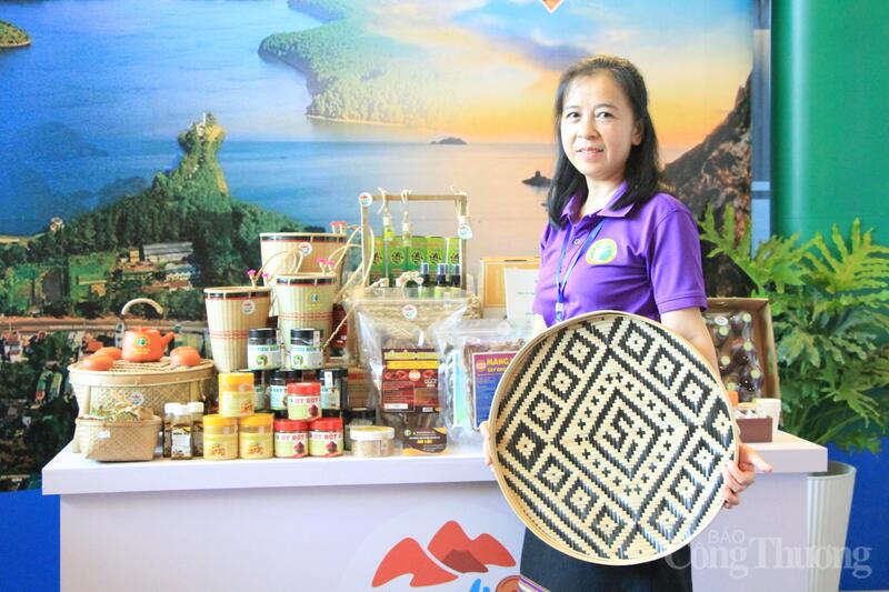 Không chỉ dừng ở không gian ngoài trời, kế hoạch xúc tiến thương mại còn hướng đến việc “đưa đặc sản vào bên trong” các điểm dịch vụ cao cấp. Ảnh: Hiền Mai